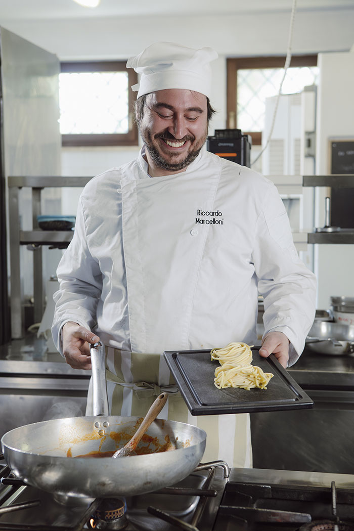 La famiglia Marcelloni e lo staff del Ristorante Il Battibecco nel 2002