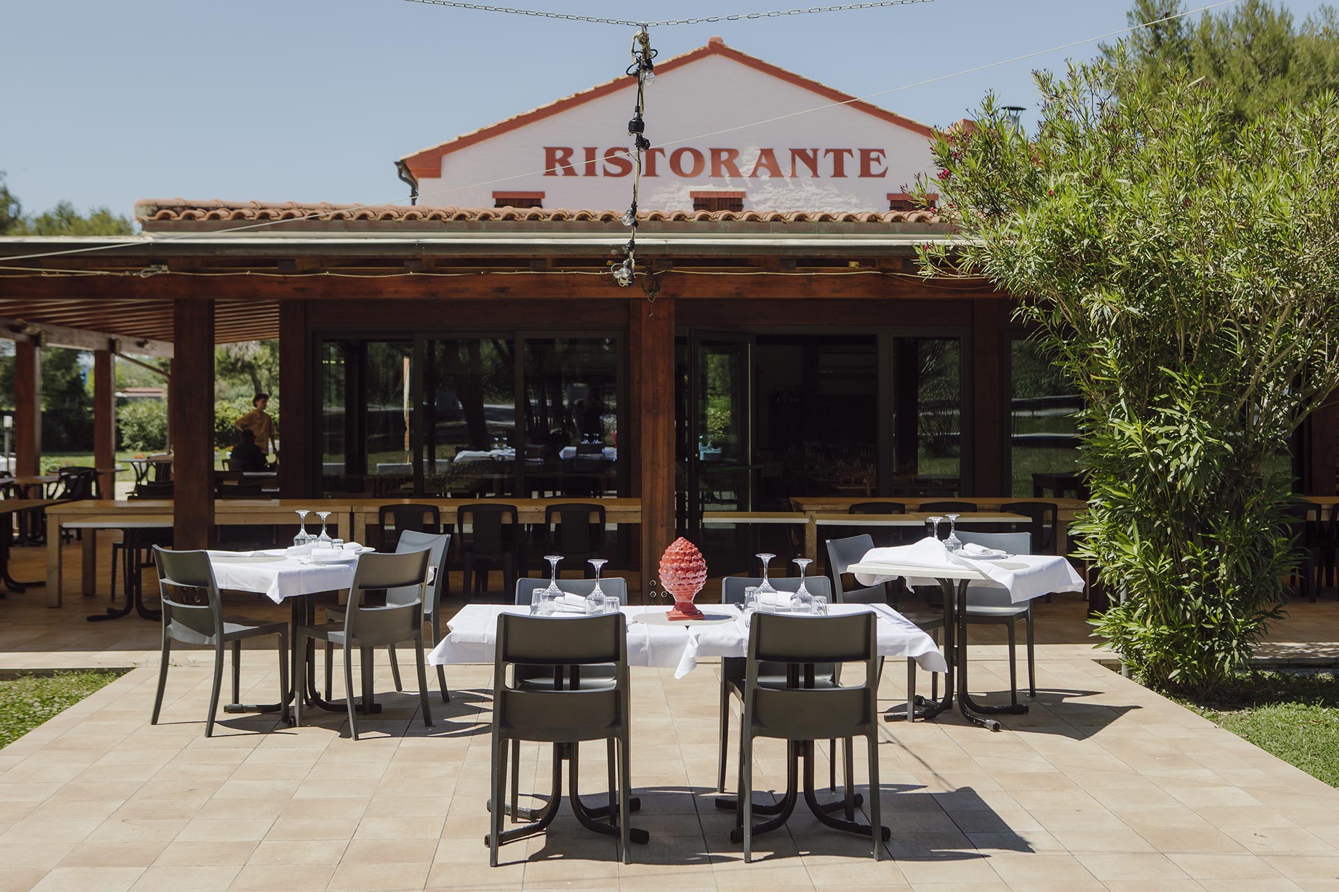 La sala e gli ambienti del Ristorante Il Battibecco a Numana