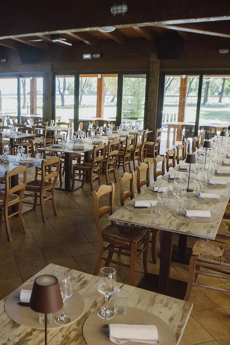 La sala interna del Ristorante Il Battibecco a Numana