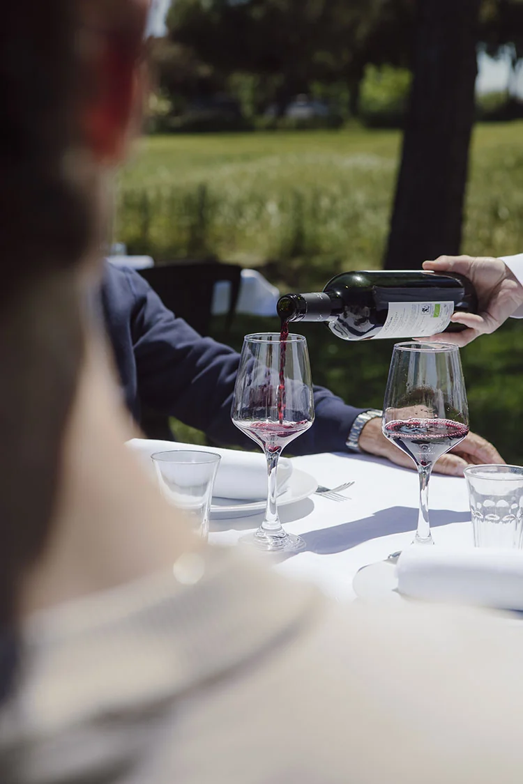 Mise en place elegante e tavoli apparecchiati con cura
