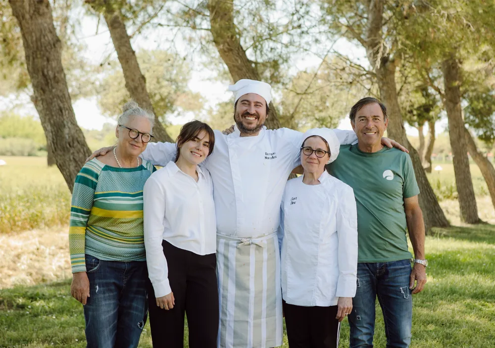 La famiglia e lo staff del Ristorante Il Battibecco a Numana