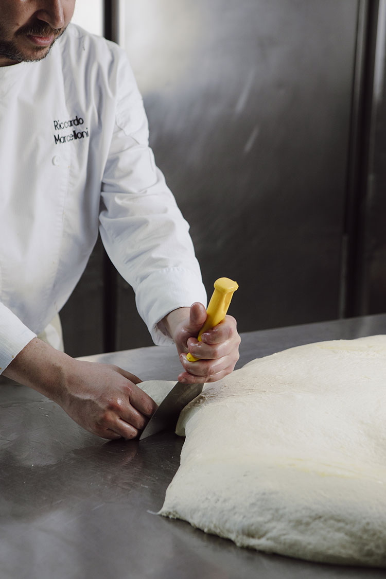 Preparazione artigianale dei piatti di carne al Ristorante Il Battibecco