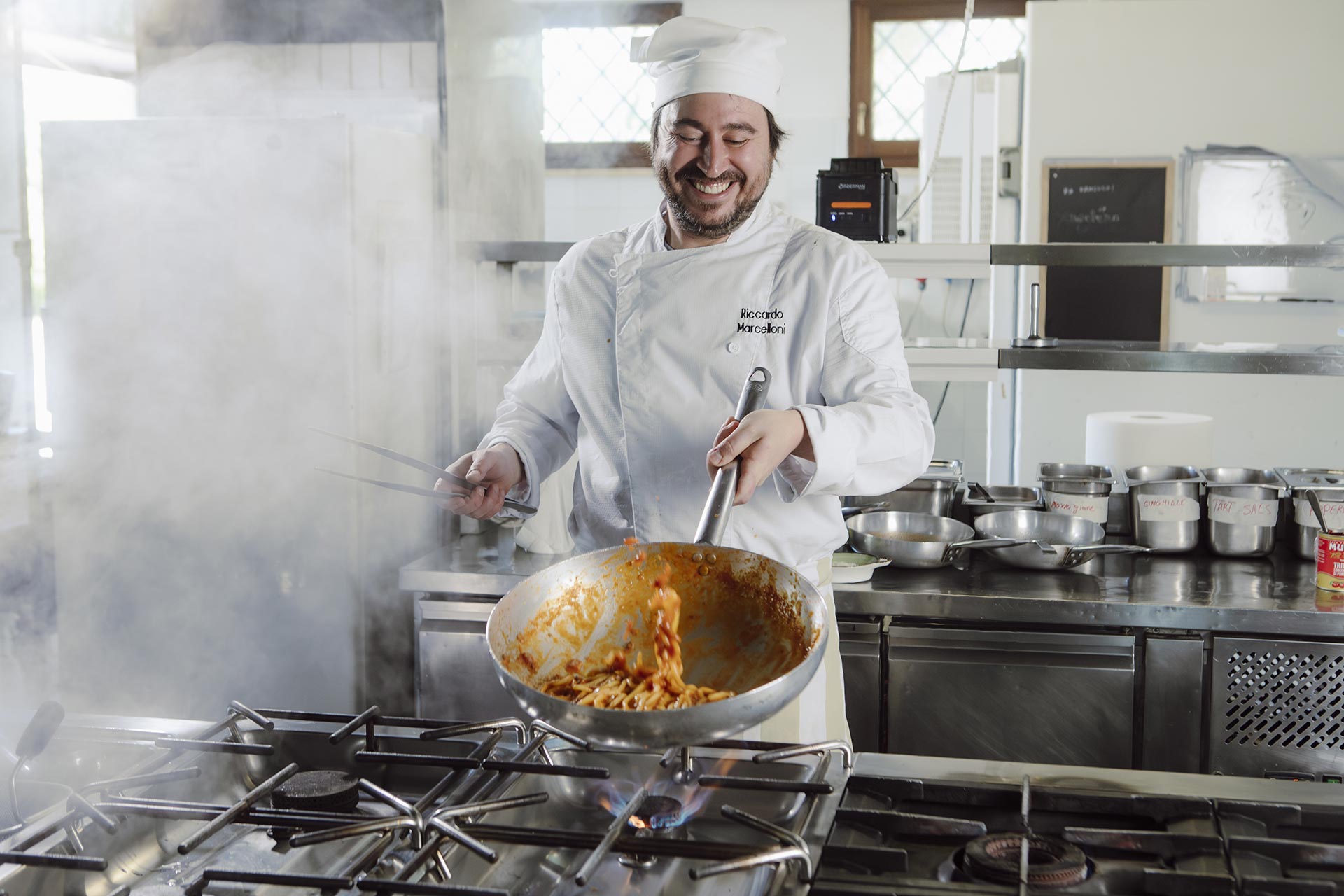 Lo Chef Riccardo Marcelloni al lavoro nella cucina del Ristorante Il Battibecco a Numana